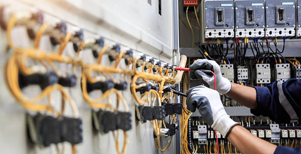 Professional Electrician technician working in Hampton, IA